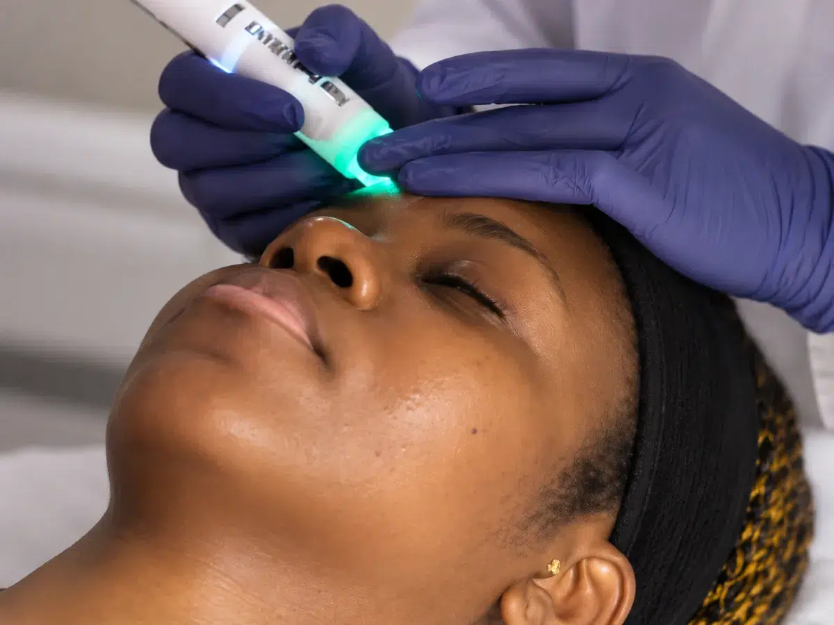 Le Fix Signature Facial with light-activated treatment